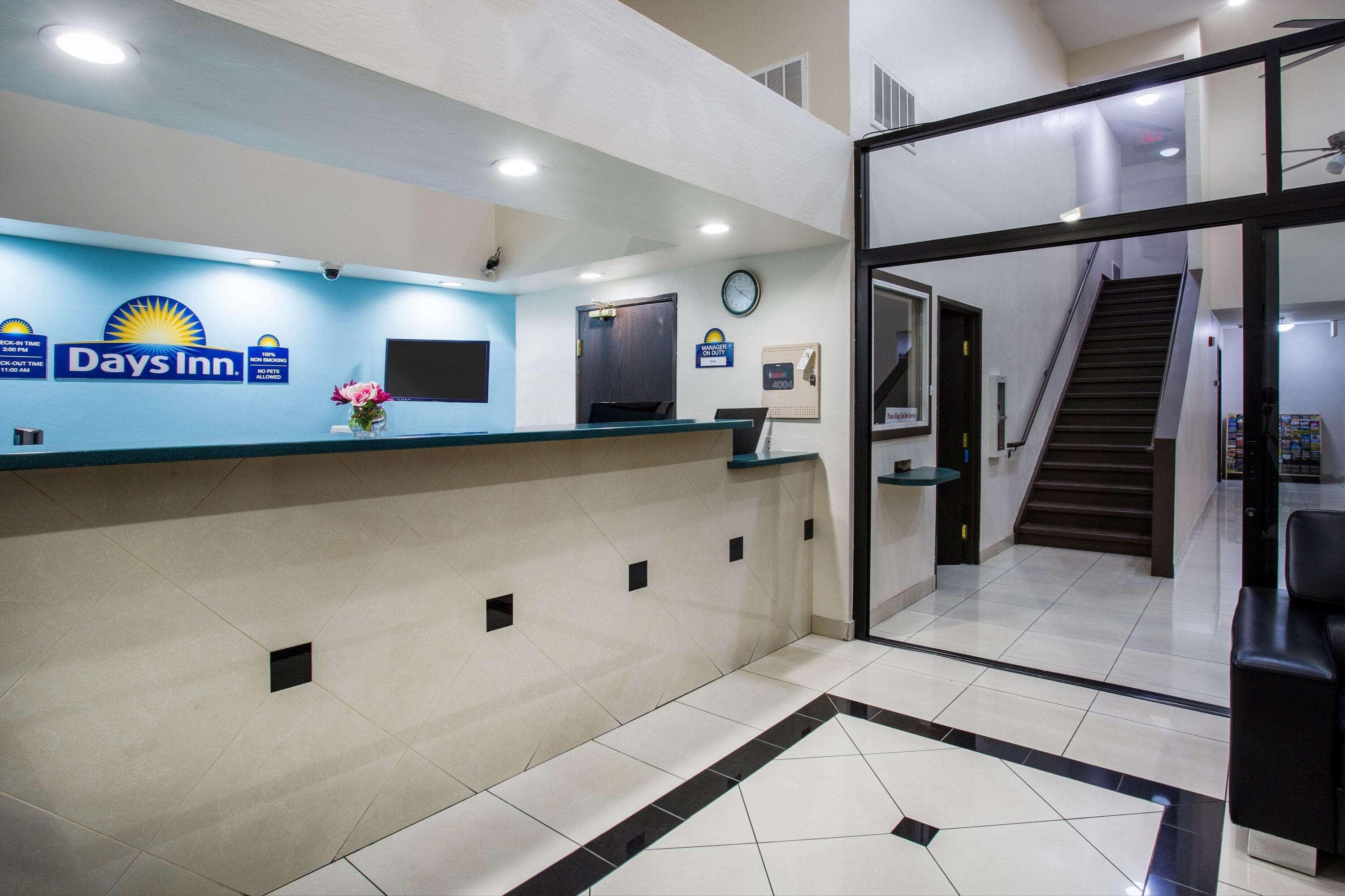 Days Inn By Wyndham Phoenix North Bagian luar foto